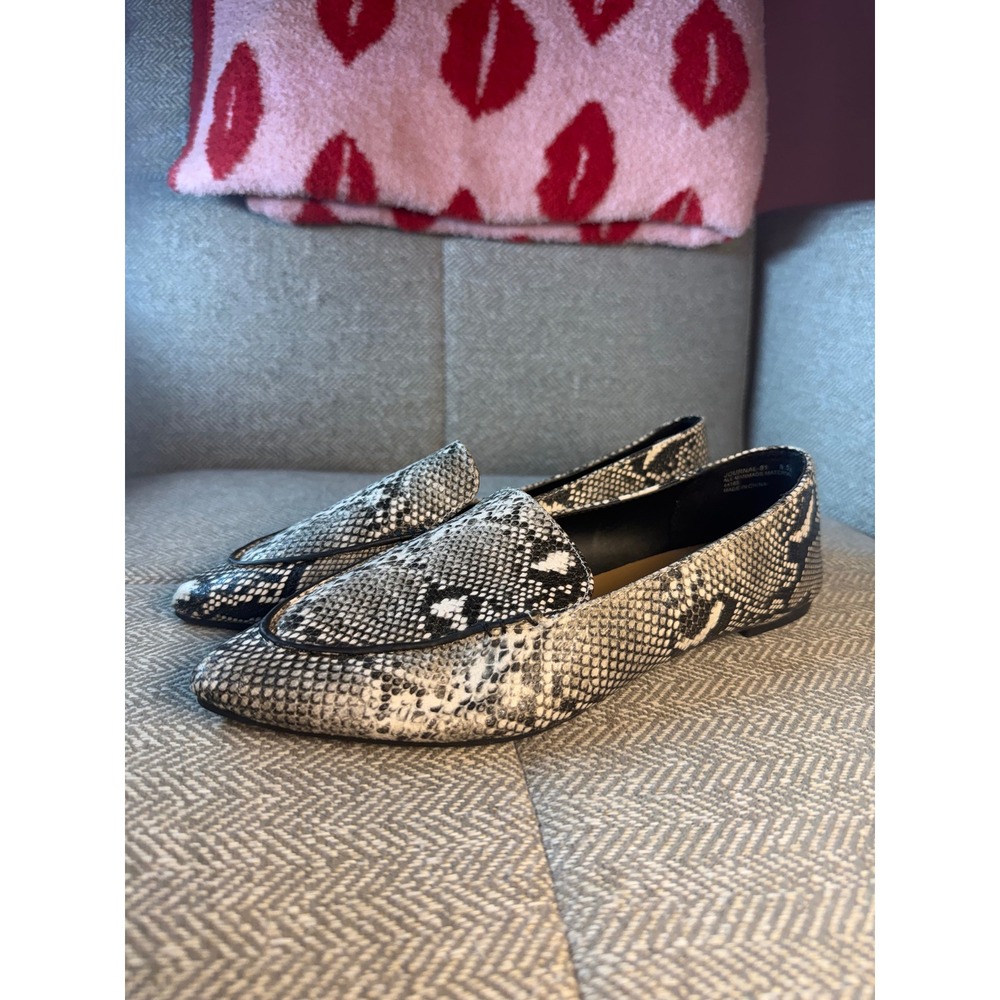 Bamboo Journal Womens Snakeskin Print Pointed Toe Loafers Grey Black Flat Shoes
